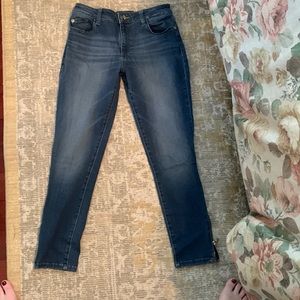 Stretch denim. Zipper detail on ankle sides. Instasculpt cropped.